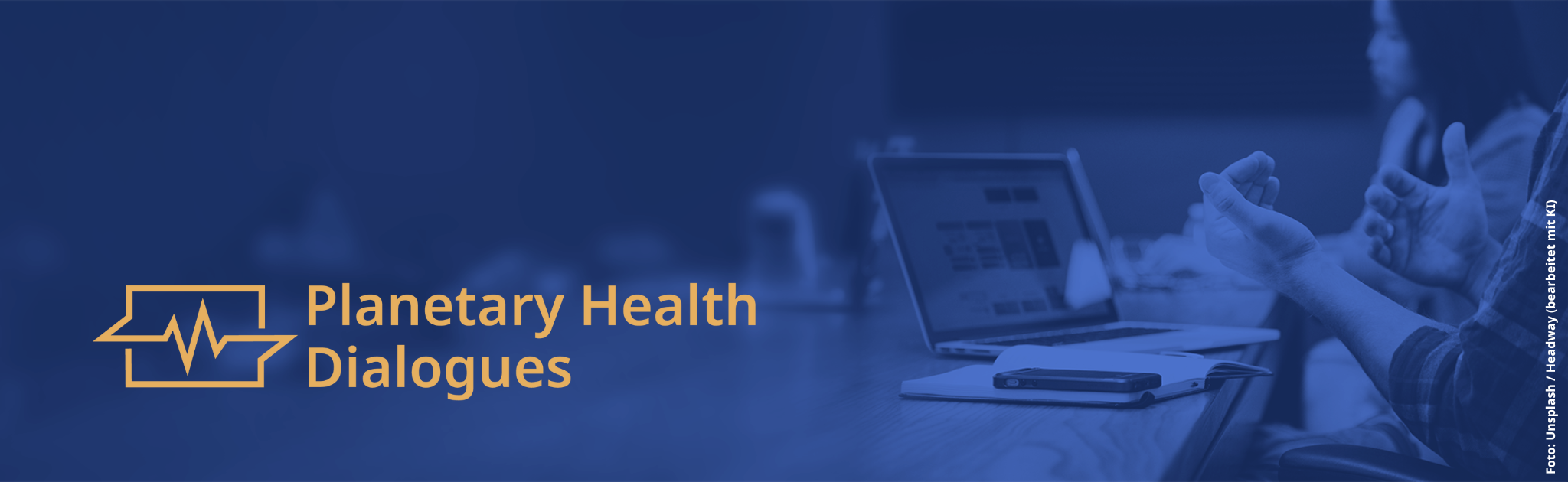 Logo von der Webinarreihe Planetary Health Dialogues auf blau gefärbtem Bild, das gestikulierende Hände vor einem Laptop und Zuhörenden zeigt.