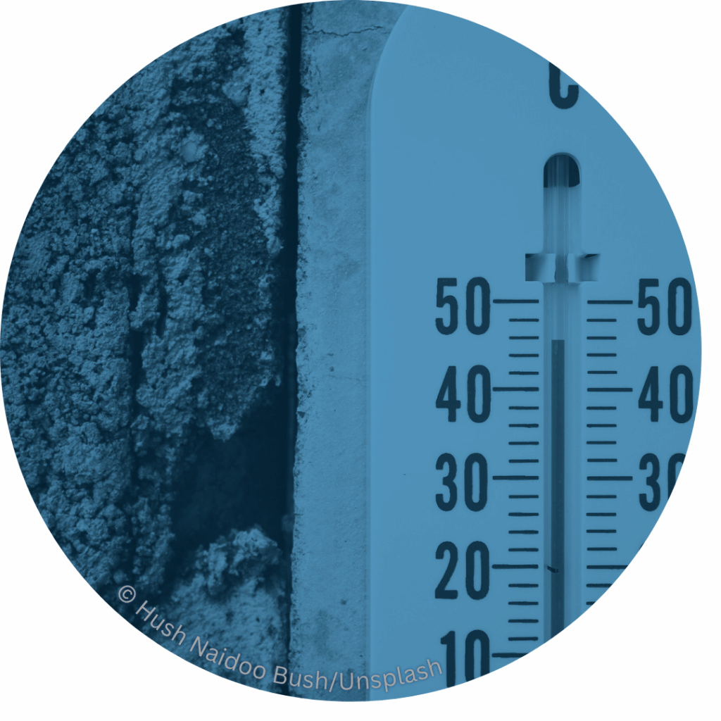 Thermometer zeigt über 40 Grad vor einer Außenwand