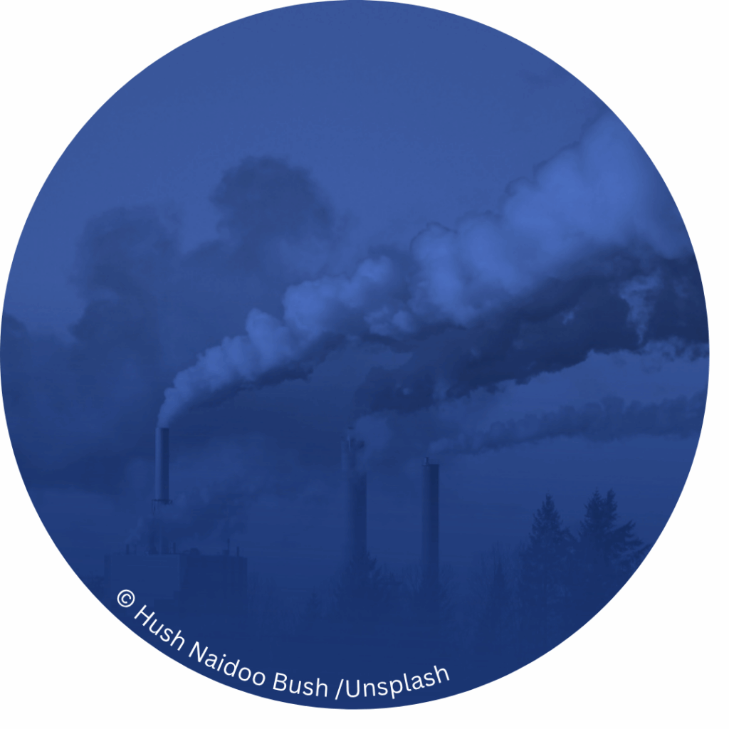 rauchender Schornstein im blauen Dunst.