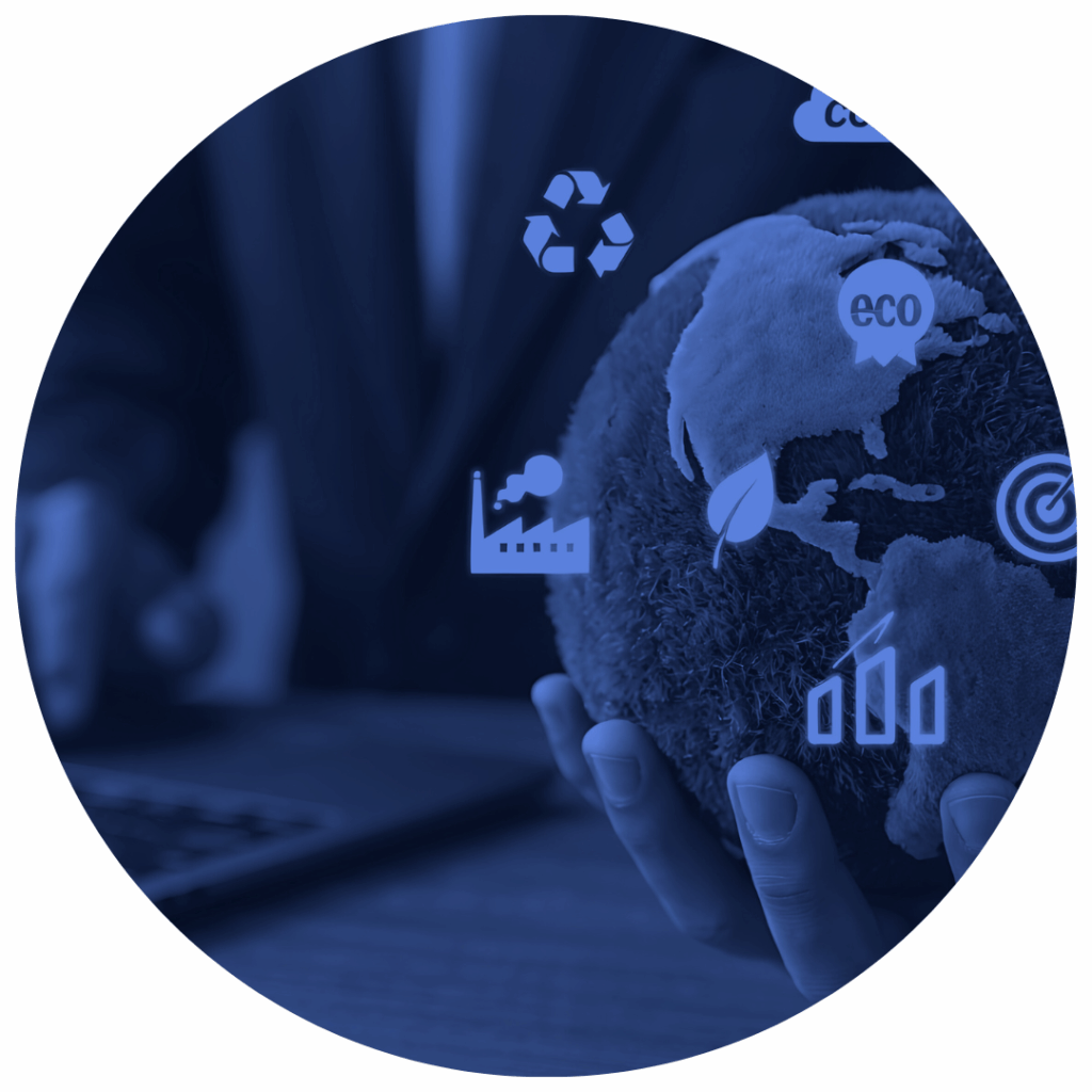 Hand hält Erdkugel mit Symbolen für Recycling, Fabrik, Ökologie, Wachstum und Zielscheibe, blau eingefärbt.