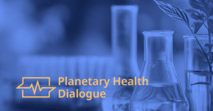Laborgefäße mit Flüssigkeiten und Pflanze im Hintergrund vor blauem Hintergrund mit orangem Schriftzug 'Planetary Health Dialogue'